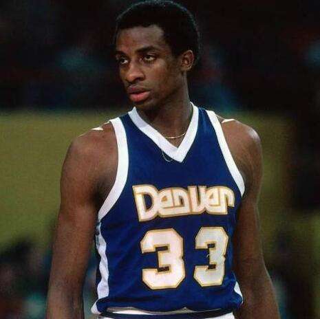 追梦发问什么比感恩节大餐更糟糕？网友：球队老将揍年轻队友（追梦发问：还有比感恩节大餐更糟的吗？网友：球队老将暴打新秀）