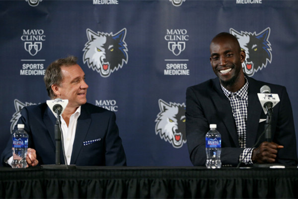 记者：莫兰特大概率留队，森林狼将控卫补强目标转向欧文（记者：莫兰特大概率留守，森林狼控卫补强转而瞄准欧文）