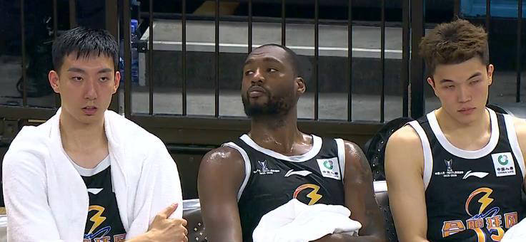 中甲战报：莱昂纳多传射，重庆铜梁龙2-0嘉定汇龙升入中超（中甲赛报：莱昂纳多传射建功，重庆铜梁龙2比0击败嘉定汇龙冲超成功）