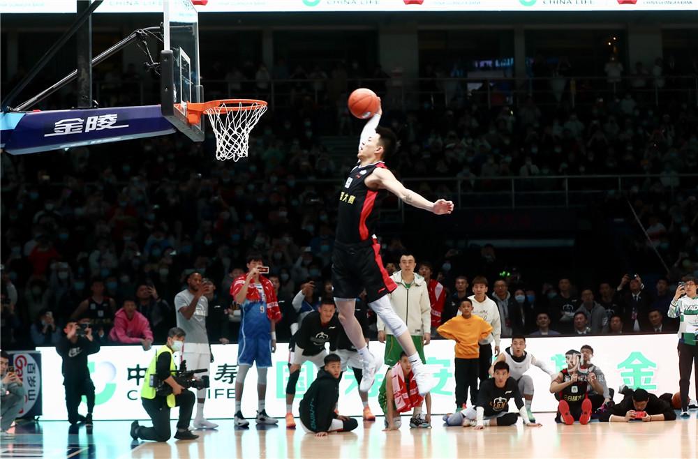 比利时11月世预赛大名单：库尔图瓦领衔，多库、特罗萨德在列（比利时公布11月世预赛名单：库尔图瓦领军，多库、特罗萨德入选）