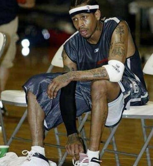 皇马在国家德比后失利，阿隆索面临下课危机，巴萨趁机领跑，西甲争冠形势严峻。（国家德比失利令皇马受挫，阿隆索帅位告急，巴萨乘势领跑，西甲争冠风云突变）