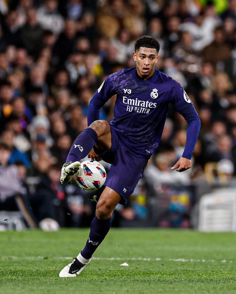 远在迈阿密心系罗马，托蒂和坎德拉用手机观看老东家焦点大战（托蒂与坎德拉身在迈阿密，仍用手机观看罗马焦点战）