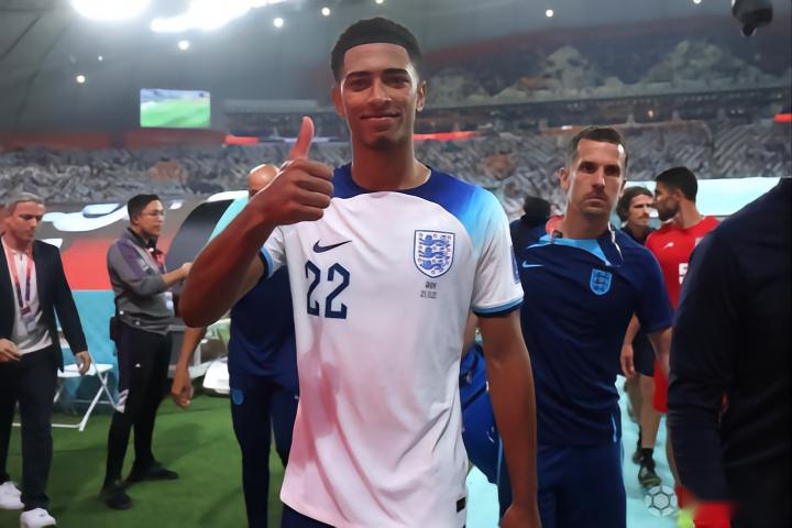 在空中直上直下：福法纳对阵巴萨个人集锦（腾空制霸：福法纳对阵巴萨高光时刻）